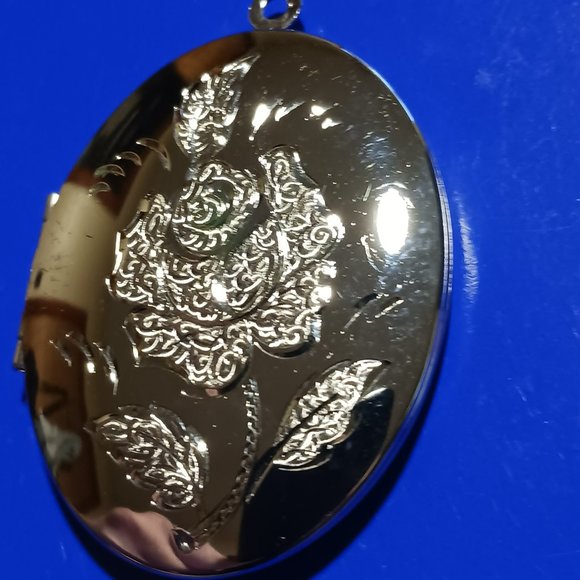 E-Stirling Silver Rose etched locket - Picture 1 of 7